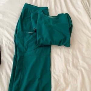 Women’s green Cherokee workwear scrub set!